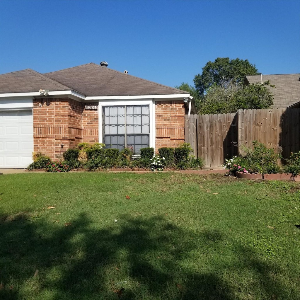 exterior space featuring a yard