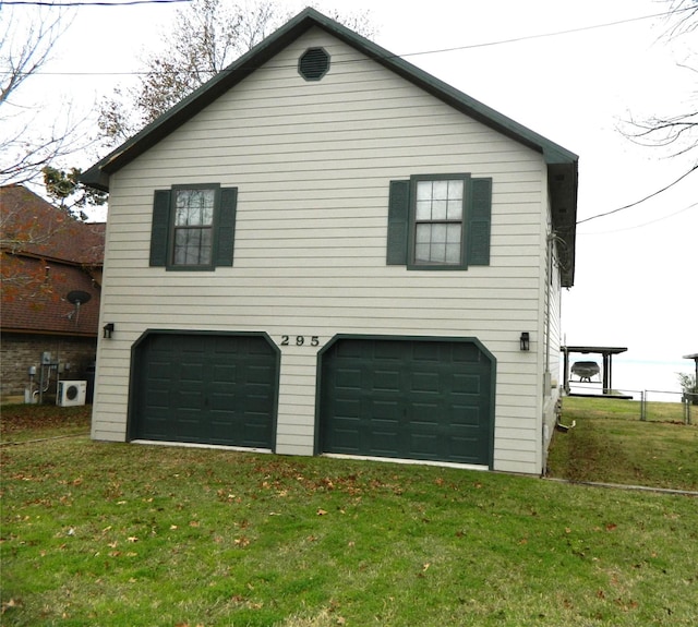 view of side of property featuring a lawn