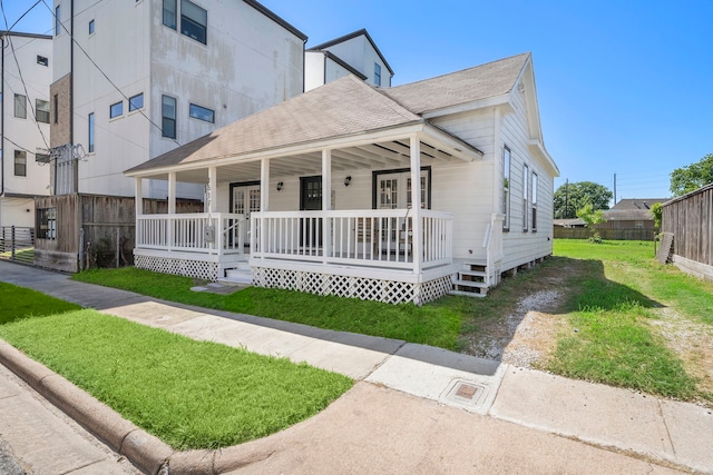 view of front facade featuring covered porch and a front yard