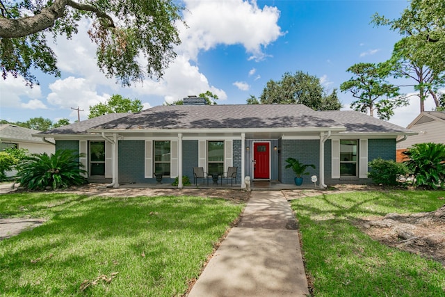 single story home featuring a front lawn