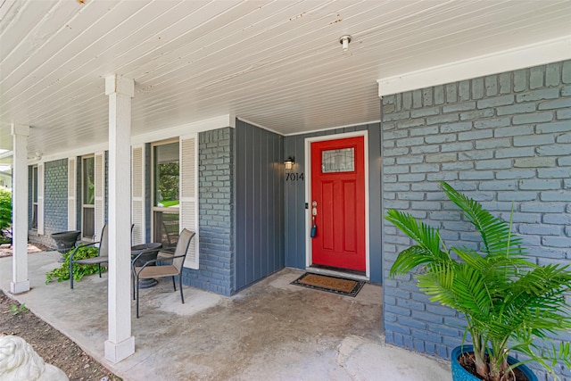 property entrance with covered porch