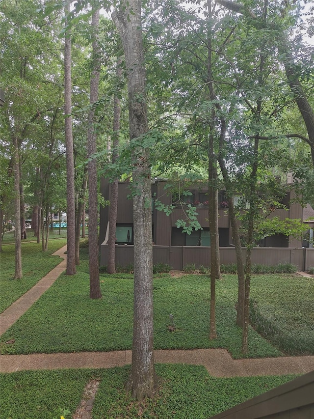 view of front facade featuring a front yard