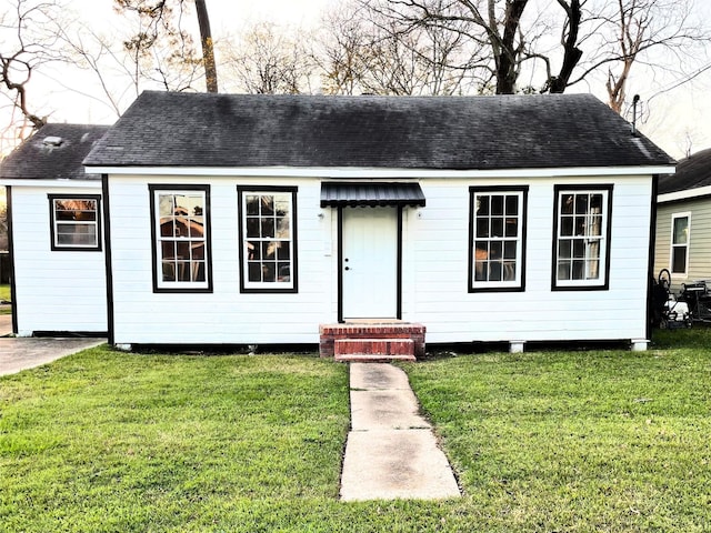 view of front facade with a front yard