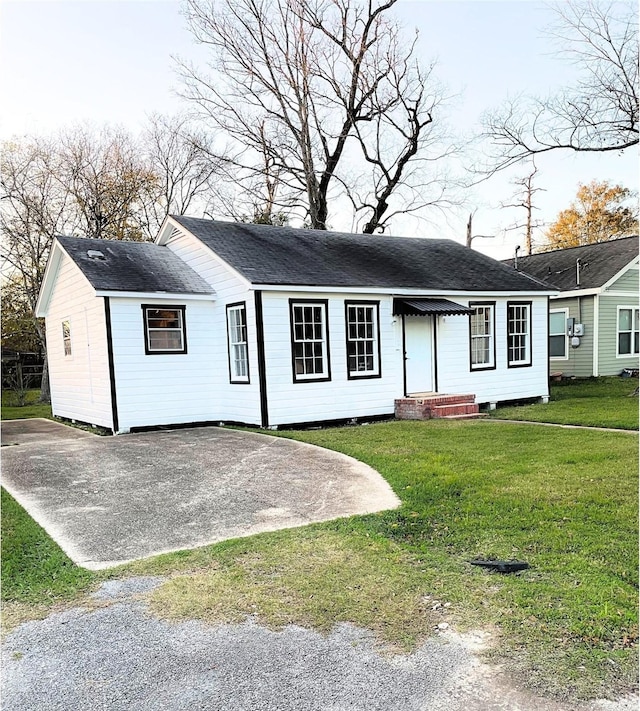 single story home featuring a front lawn