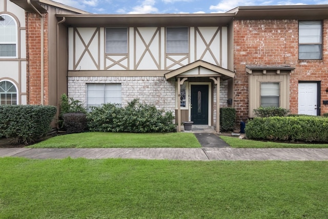 view of front of property with a front yard