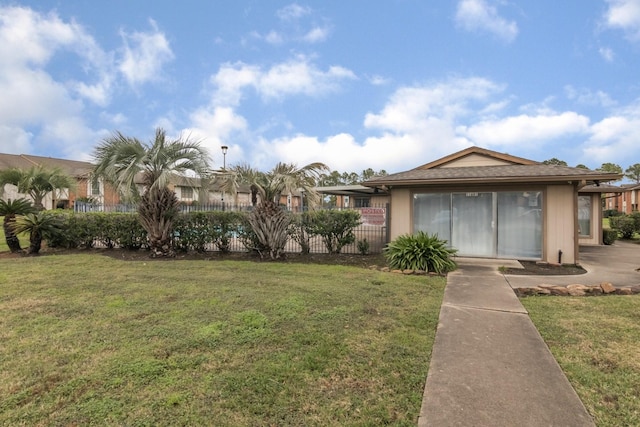 view of front of house featuring a front lawn