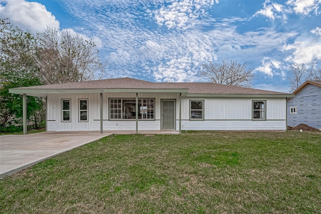 ranch-style house featuring a front lawn and a carport