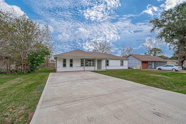 ranch-style house featuring a front yard and a porch