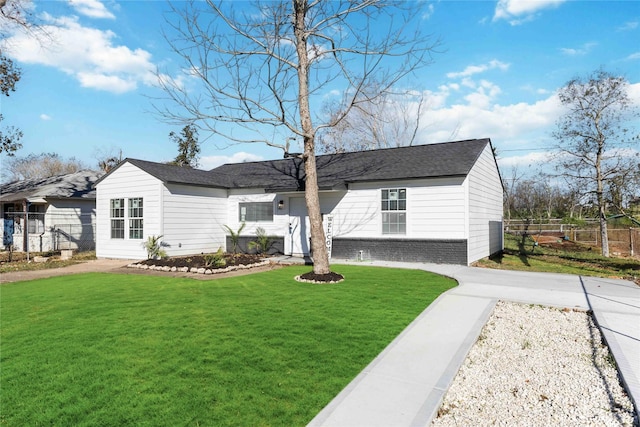 single story home featuring a front yard