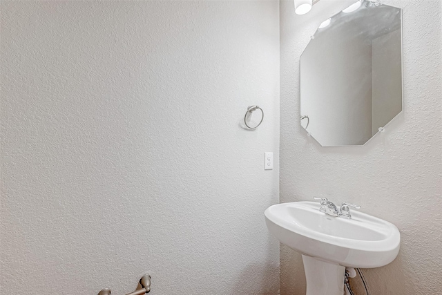 bathroom featuring sink