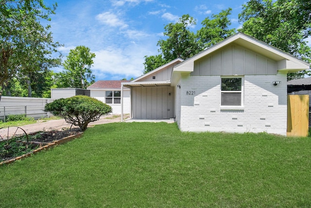 view of front of property featuring a front yard