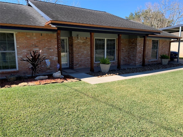 view of front of property featuring a front lawn