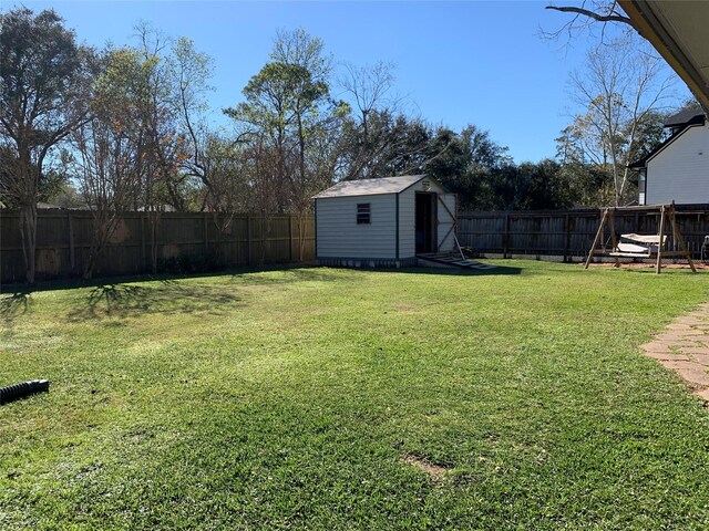 view of yard with a storage shed