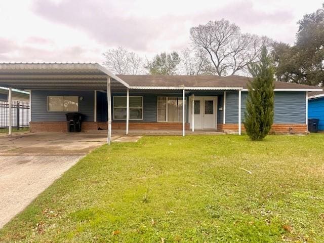 view of front of property featuring a front yard and a carport