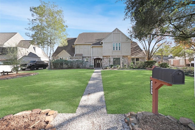 view of front of property featuring a front lawn