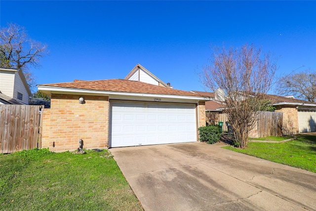 view of front of property featuring a front lawn and a garage