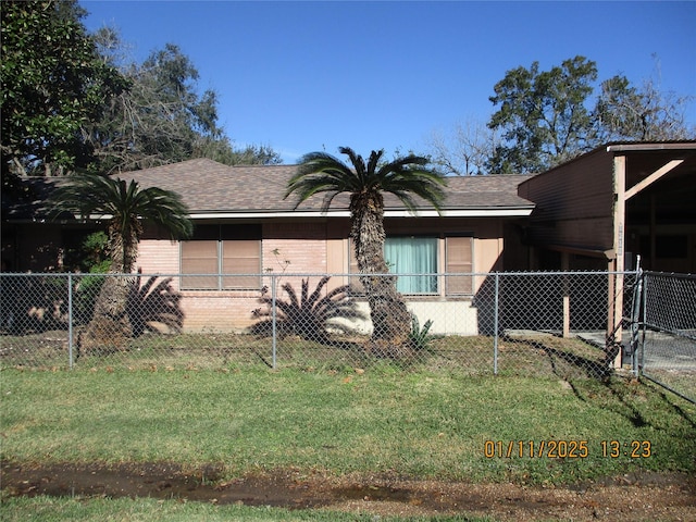 single story home featuring a front lawn