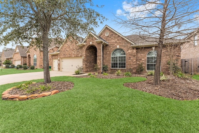 view of front of home featuring a front yard