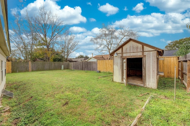 view of yard featuring a storage unit