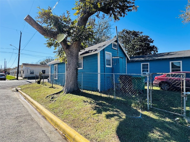 view of side of property featuring a lawn