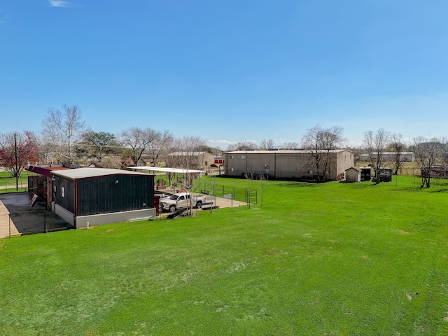 view of yard with an outdoor structure