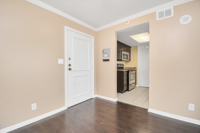 entrance foyer featuring light hardwood / wood-style flooring and crown molding