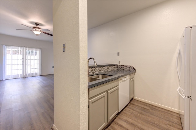 kitchen featuring sink, ceiling fan, light wood-type flooring, and white appliances