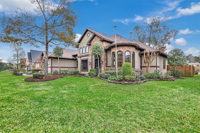 view of front of home featuring a front yard