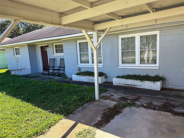 property entrance featuring a yard