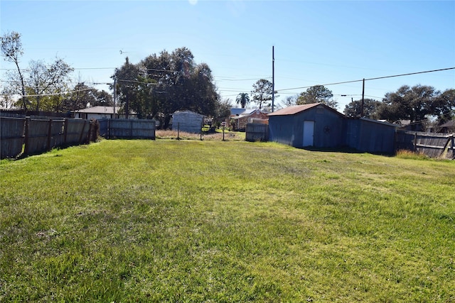 view of yard with an outdoor structure