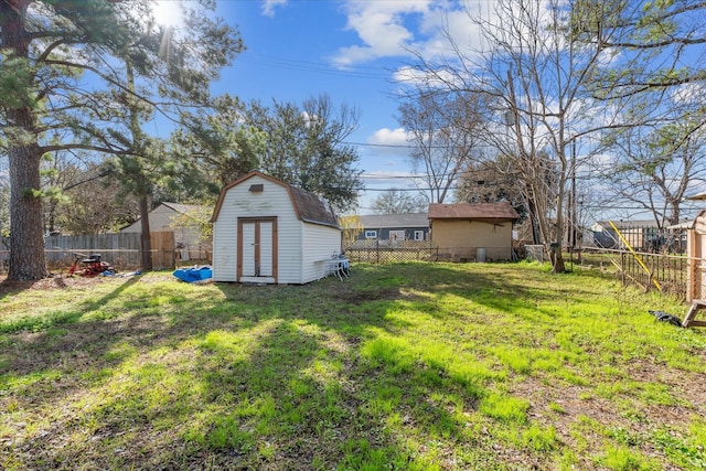 view of yard featuring a shed