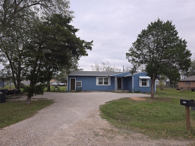 single story home with a front yard