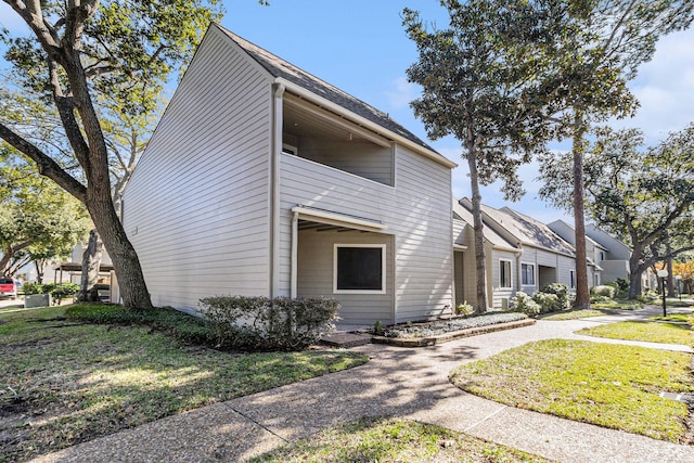 view of front facade featuring a front lawn