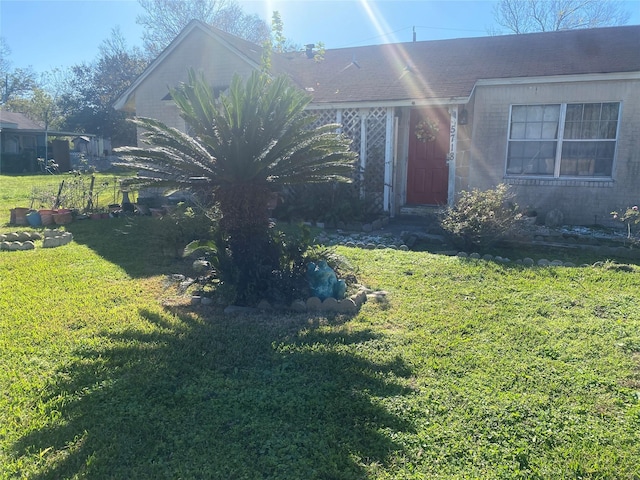 view of front facade featuring a front lawn