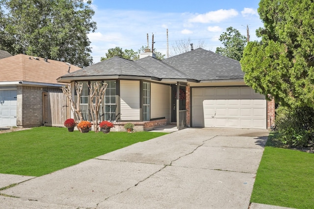 view of front of property featuring a front lawn and a garage