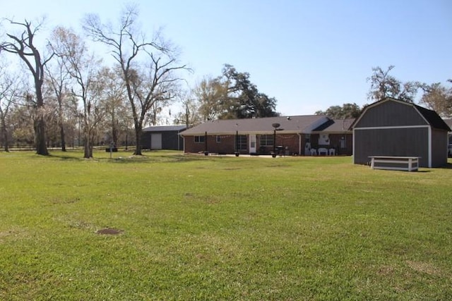 view of yard featuring an outdoor structure