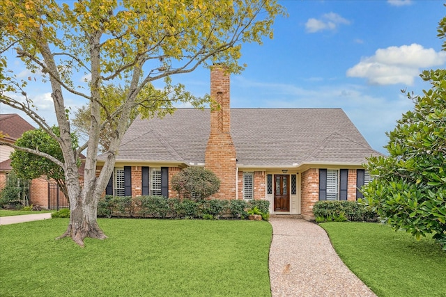 view of front facade featuring a front yard