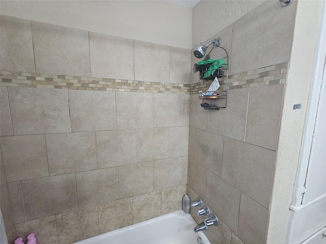 bathroom with tiled shower / bath