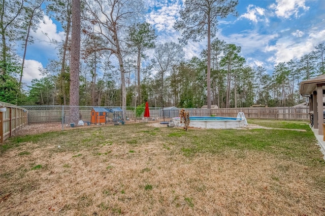 view of yard featuring a fenced in pool