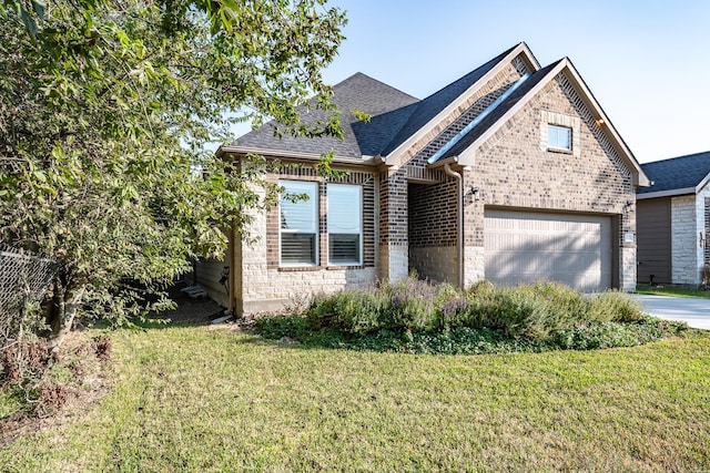 craftsman inspired home featuring a front lawn