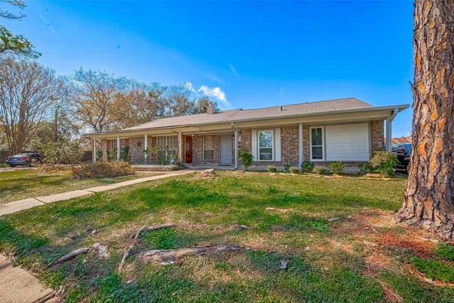 ranch-style home featuring a front lawn