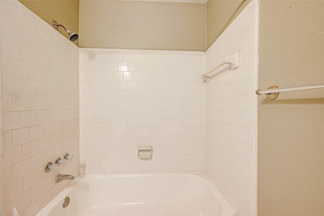 bathroom with tiled shower / bath