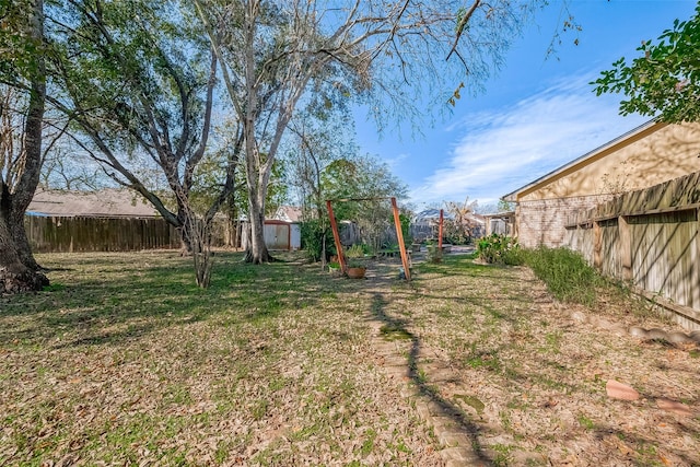 view of yard featuring a storage shed