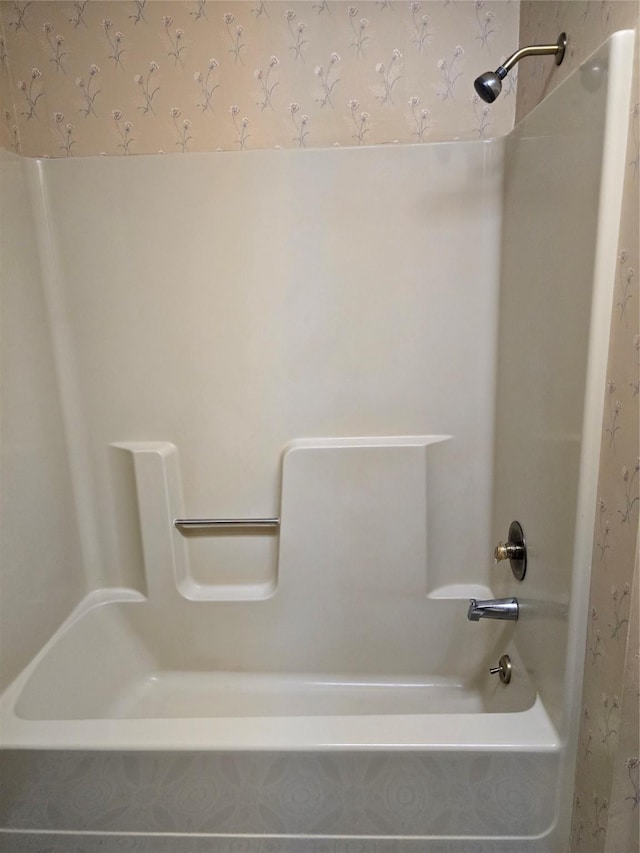 bathroom with bathtub / shower combination