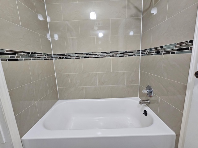 bathroom featuring tiled shower / bath