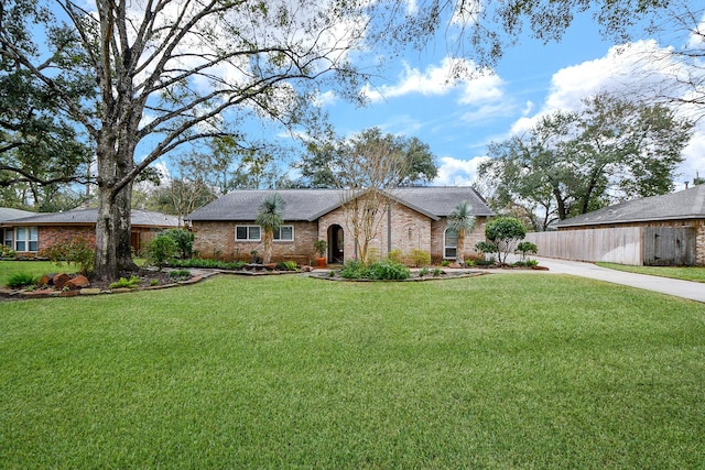 ranch-style house featuring a front yard