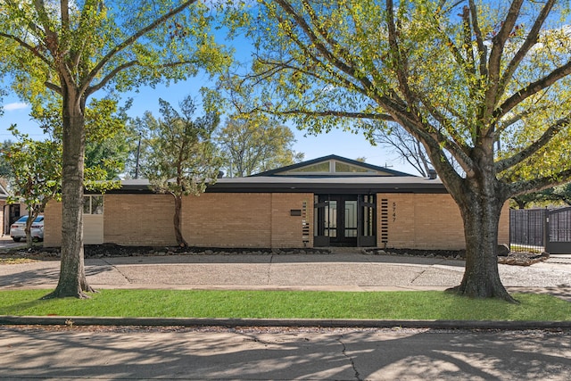 view of front of property with a front lawn