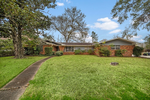 ranch-style house featuring a front yard