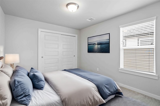 bedroom featuring carpet flooring and a closet