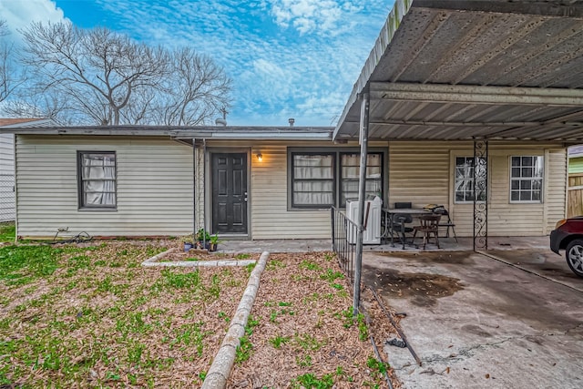 view of front facade with an attached carport